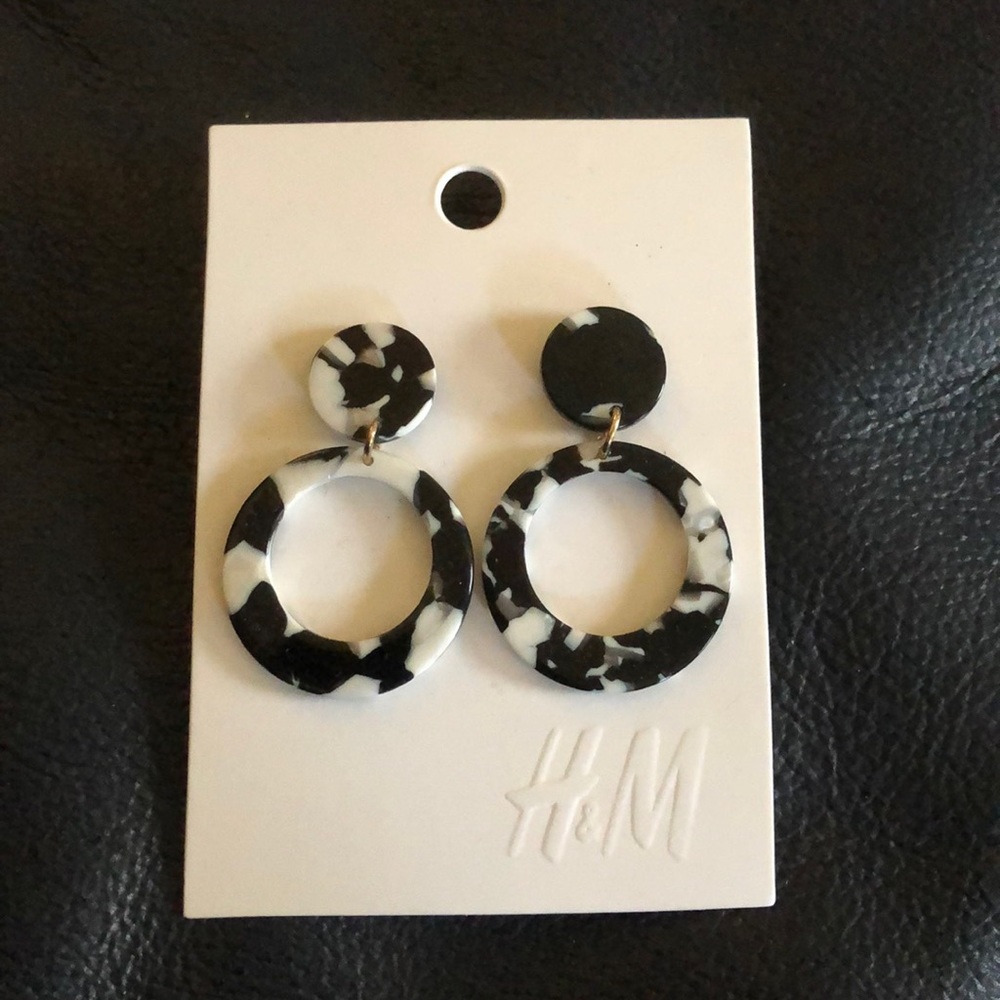 Black/white marble earrings.